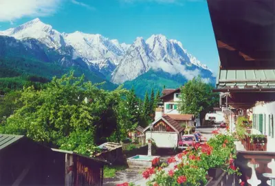 Ein allgemeiner Bergblick oder ein Berglick von der Ferienwohnung aus