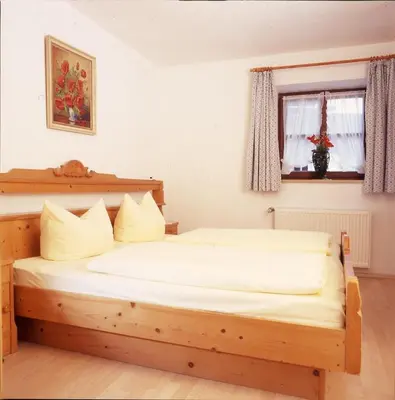 Ein Bett oder Betten in einem Zimmer der Unterkunft Ferienwohnungen Buchner Garmisch