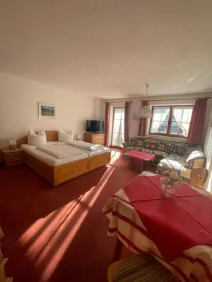 Ein Bett oder Betten in einem Zimmer der Unterkunft Ferienwohnungen Buchner Garmisch
