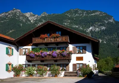 Ein allgemeiner Bergblick oder ein Berglick von der Ferienwohnung aus