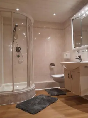 Ein Badezimmer in der Unterkunft Ferienwohnung GEORG in Utting am Ammersee