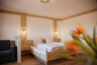 Ein Bett oder Betten in einem Zimmer der Unterkunft ALPENHOF Westerbuchberg
