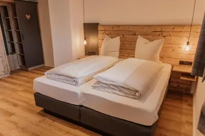 Ein Bett oder Betten in einem Zimmer der Unterkunft ALPENHOF Westerbuchberg