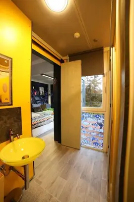 Ein Sitzbereich in der Unterkunft Tiny Haus #02 Cube 18 Seefeld