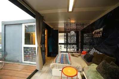Ein Sitzbereich in der Unterkunft Tiny Haus #02 Cube 18 Seefeld