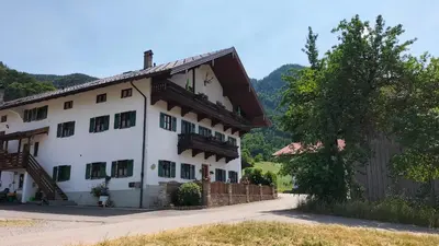 Ein allgemeiner Bergblick oder ein Berglick von des Bauernhofs aus