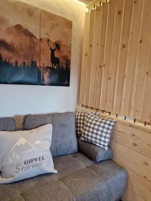 Ein Sitzbereich in der Unterkunft Das Bergnest