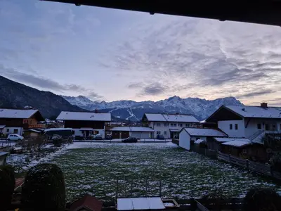 Ein allgemeiner Bergblick oder ein Berglick von der Ferienwohnung aus