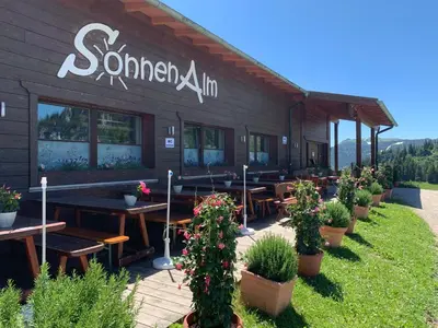 Ein Restaurant oder anderes Speiselokal in der Unterkunft Sonnenalm Kampenwand