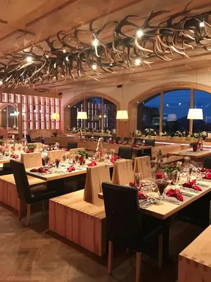 Ein Restaurant oder anderes Speiselokal in der Unterkunft Sonnenalm Kampenwand