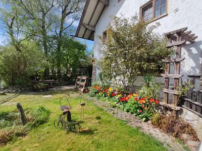 Ein Garten an der Unterkunft Ferienwohnung beim Maler Gandi