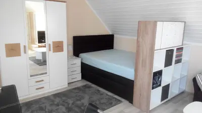 Ein Bett oder Betten in einem Zimmer der Unterkunft 1 Zimmer Apartment mit Kochecke und Bad