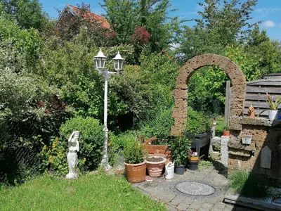 Ein Garten an der Unterkunft 1 Zimmer Apartment mit Kochecke und Bad