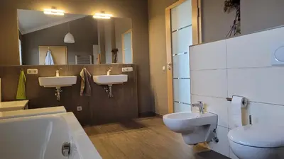 Ein Badezimmer in der Unterkunft Super Ferienwohnung mit zwei Schlafzimmern und Fitnessraum süd-östlich von München