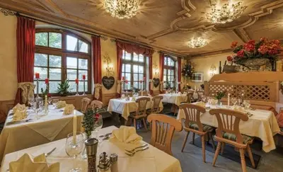 Ein Restaurant oder anderes Speiselokal in der Unterkunft Landgasthaus & Hotel Kurfer Hof