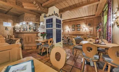 Ein Restaurant oder anderes Speiselokal in der Unterkunft Landgasthaus & Hotel Kurfer Hof