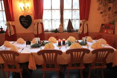 Ein Restaurant oder anderes Speiselokal in der Unterkunft Landgasthaus & Hotel Kurfer Hof
