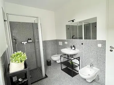 Ein Badezimmer in der Unterkunft LTA Apartment München Süd No3 Friends & Family