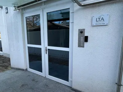 Eine Fassade oder ein Eingang zu LTA Apartment München Süd No3 Friends & Family