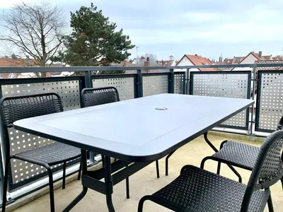 Ein Balkon oder eine Terrasse in der Unterkunft Modern 2-Bedroom Apartment Near Messe 2-4 Guests
