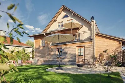 Das Gebäude in dem sich das Ferienhaus befindet
