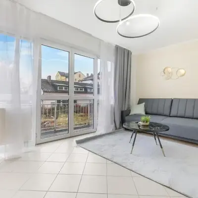 cruwzo I Modern Centrally Located Apartment with Parking