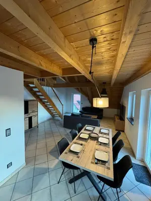 Ein Sitzbereich in der Unterkunft 5-Seen-Loft mit 4-6 Schlafplätzen, Ferienwohnung Nähe Ammersee