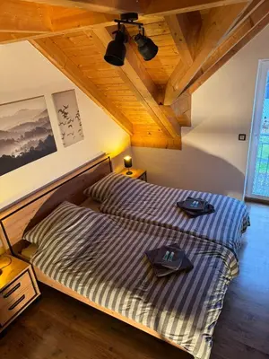 Ein Bett oder Betten in einem Zimmer der Unterkunft 5-Seen-Loft mit 4-6 Schlafplätzen, Ferienwohnung Nähe Ammersee