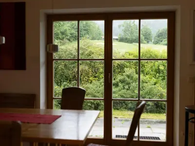 Ein Garten an der Unterkunft Haus Schwänli mit Kachelofen und Sauna