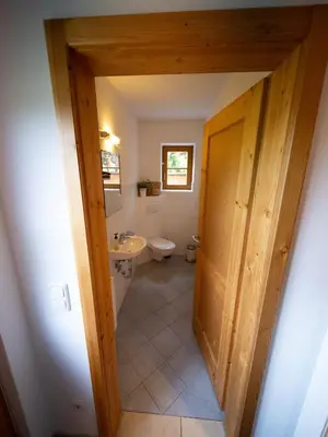 Ein Badezimmer in der Unterkunft Haus Schwänli mit Kachelofen und Sauna