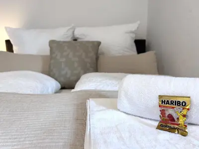Ein Bett oder Betten in einem Zimmer der Unterkunft Ferienwohnung Goltan - Zentral - Küche - WIFI