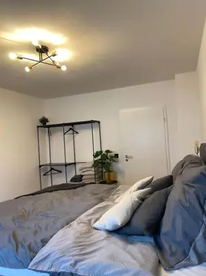 Ein Bett oder Betten in einem Zimmer der Unterkunft Schöne 2 Zimmer Wohnung Kingsize-Bett
