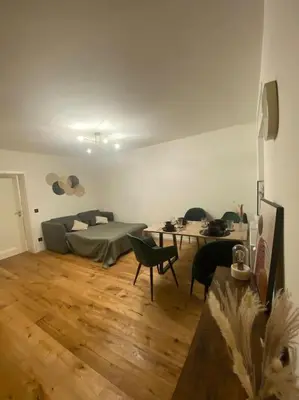 Ein Sitzbereich in der Unterkunft Schöne 2 Zimmer Wohnung Kingsize-Bett