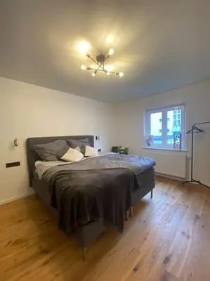 Ein Bett oder Betten in einem Zimmer der Unterkunft Schöne 2 Zimmer Wohnung Kingsize-Bett