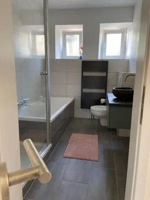 Ein Badezimmer in der Unterkunft Apartment mit 3 Schlafzimmern im Erdgeschoss