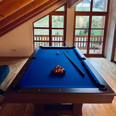 Ein Billardtisch in der Unterkunft Mountain Safari Garmisch - Spacious, scenic and steps from adventure