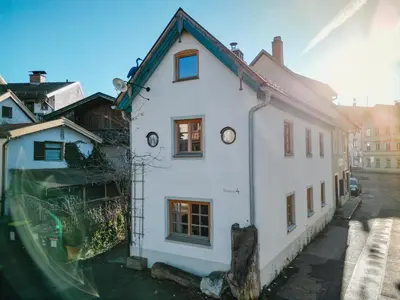 Das Gebäude in dem sich das Ferienhaus befindet
