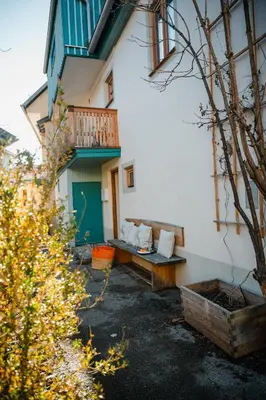 Das Gebäude in dem sich das Ferienhaus befindet