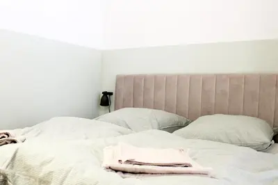 Ein Bett oder Betten in einem Zimmer der Unterkunft Cozy Trade Fair Apartment Munich