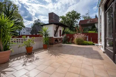 Ein Garten an der Unterkunft Aparmtent im Münchner Westen, Parkplatz kostenfrei, ruhig