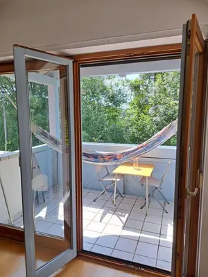 Ein Balkon oder eine Terrasse in der Unterkunft Charming Apartment near Lake