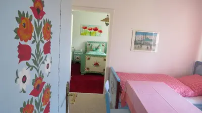 Ein Bett oder Betten in einem Zimmer der Unterkunft Gästehaus Huber - traditional Sixties Hostel
