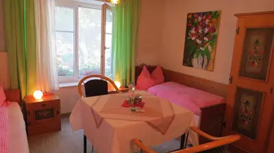 Ein Bett oder Betten in einem Zimmer der Unterkunft Gästehaus Huber - traditional Sixties Hostel