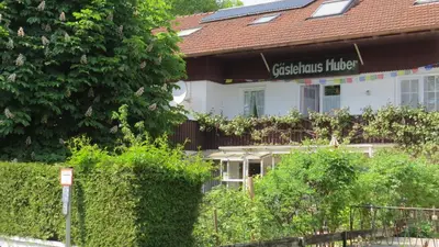 Ein Garten an der Unterkunft Gästehaus Huber - traditional Sixties Hostel
