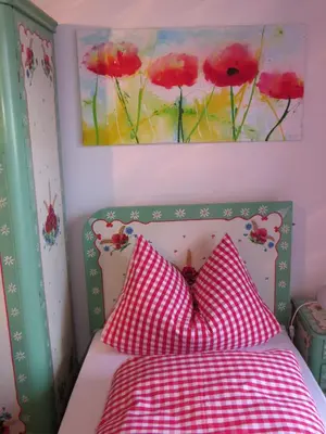 Ein Bett oder Betten in einem Zimmer der Unterkunft Gästehaus Huber - traditional Sixties Hostel