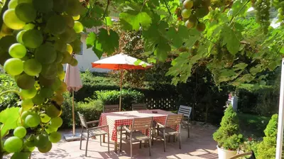 Ein Garten an der Unterkunft Gästehaus Huber - traditional Sixties Hostel