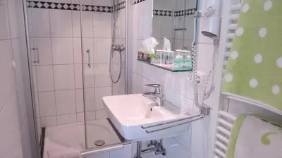 Ein Badezimmer in der Unterkunft Gästehaus Huber - traditional Sixties Hostel