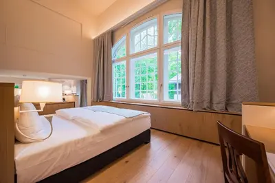 Ein Bett oder Betten in einem Zimmer der Unterkunft Gutshotel Menterschwaige - Heritage Boutique Hotel with Timless Elegance