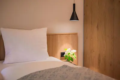 Ein Bett oder Betten in einem Zimmer der Unterkunft Gutshotel Menterschwaige - Heritage Boutique Hotel with Timless Elegance