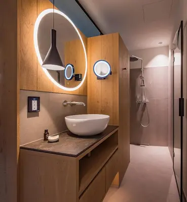 Ein Badezimmer in der Unterkunft Gutshotel Menterschwaige - Heritage Boutique Hotel with Timless Elegance